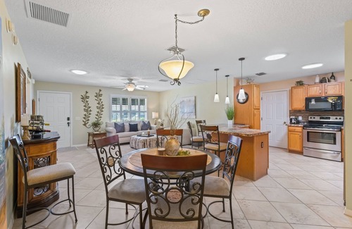 Liberty Park Cabaña | Charming 2/2 Cottage in Liberty Park – Golf Cart Included!