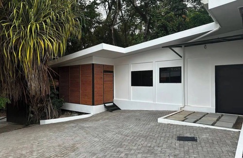 Dominical Cabina | Charming 2-bedroom cabin in delightful Dominical with WiFi, AC