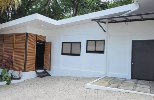Dominical Cabina | Charming 2-bedroom cabin in delightful Dominical with WiFi, AC