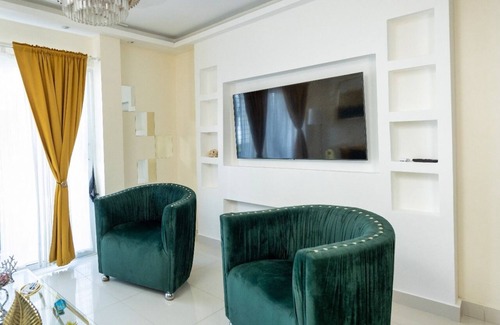 Prado Oriental Casa | Charming 2-bedroom building in Tranquil Santo Domingo Este with AC