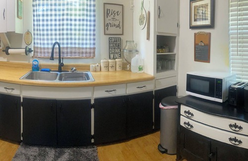 Bushnell Cabaña | Charming 2-b/r country cottage-central Florida WiFi, AC, BBQ home away from home
