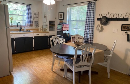 Bushnell Cabaña | Charming 2-b/r country cottage-central Florida WiFi, AC, BBQ home away from home