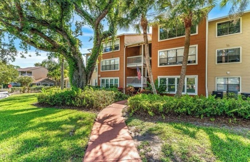 Merritt Island Condominio | Charming 2-bd, 2--bath condo in gated community, min 3 month stay