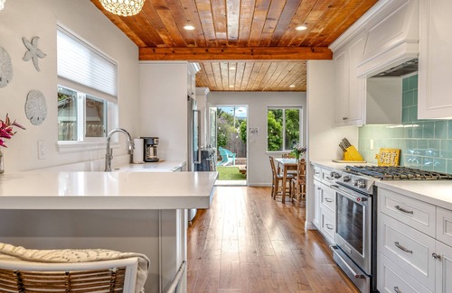 Seaside Cabaña | Charming 2 BDR Seaside Cottage Perfect for Couples – Only 5 Minutes to the Beach