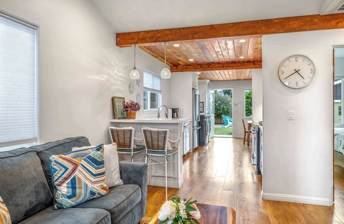 Seaside Casa | Charming 2 BDR Seaside Cottage – 5 Min to Beach!