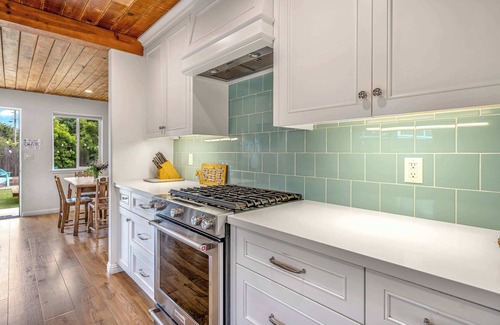 Seaside Casa | Charming 2 BDR Seaside Cottage – 5 Min to Beach!