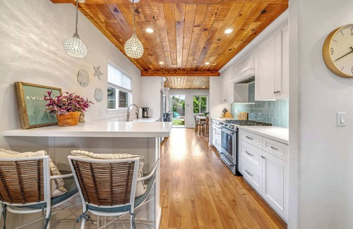 Seaside Casa | Charming 2 BDR Seaside Cottage – 5 Min to Beach!
