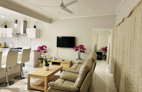 Tapere of Vaimaanga Casa | Charming 2-bedroom house with AC, WiFi in gorgeous Takitumu District