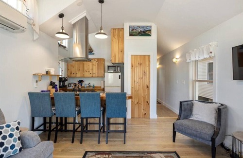 Old Orchard Beach Cabaña | Charming 2-Bedroom Cottage in Peaceful Old Orchard Beach with WiFi, AC