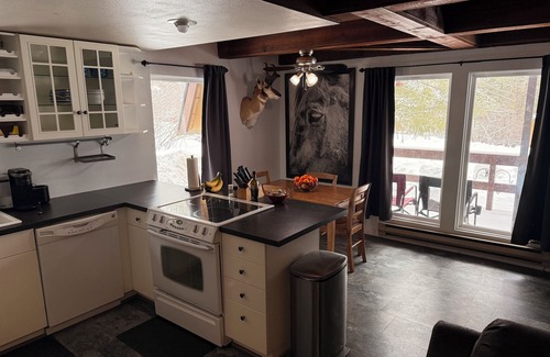 Thayne Cabina | Charming 2-bedroom cabin, bordering forest WiFi and Hot Tub in Star Valley Ranch