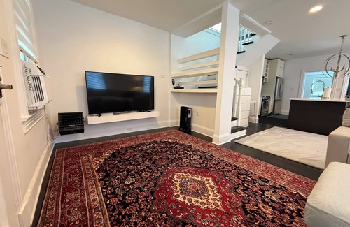 Fairlawn Casa | Charming 2-Bed 1,5 Bath House, free street Parkin