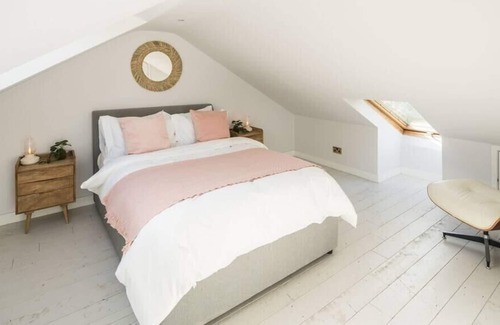 Colville Casa | Charming 2 Bed Cottage with Romantic Loft