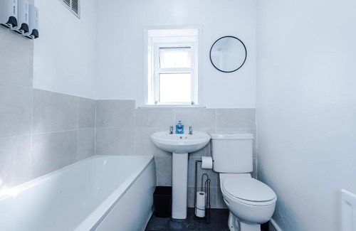 Elland Casa | Charming 2-Bed House, sleeps 6, pet friendly