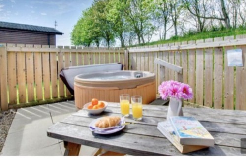 Morpeth Casa | Charming 2-Bed Lodge with Hot tub in Morpeth
