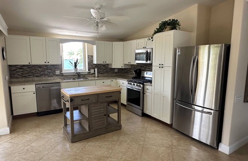 Little Torch Key Casa | Charming 2-Bedroom House on Little Torch Key with Pool and Tiki Bar- 28 DAY MIN.