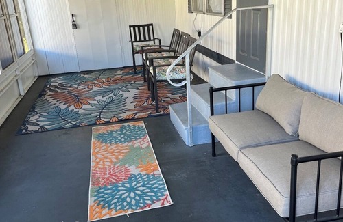 Diplomat Casa | Charming 2-bedroom mobile home with AC, WiFi in North Fort Myers