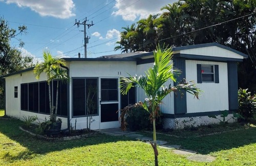 Diplomat Casa | Charming 2-bedroom mobile home with AC, WiFi in North Fort Myers