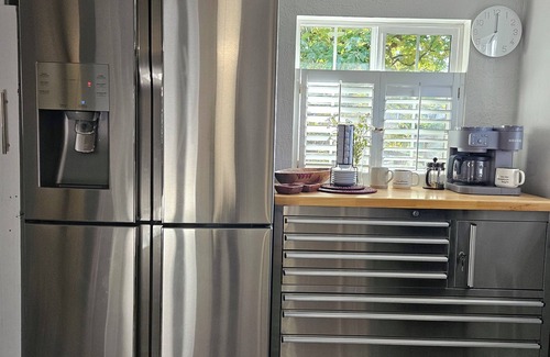 University Place Casa | Charming 2-bedroom house in superb University Place with WiFi