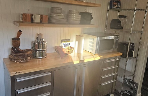 University Place Casa | Charming 2-bedroom house in superb University Place with WiFi