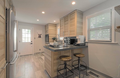 Prairie Village Cabaña | Charming 2-bedroom cottage near Prairie Village Shops