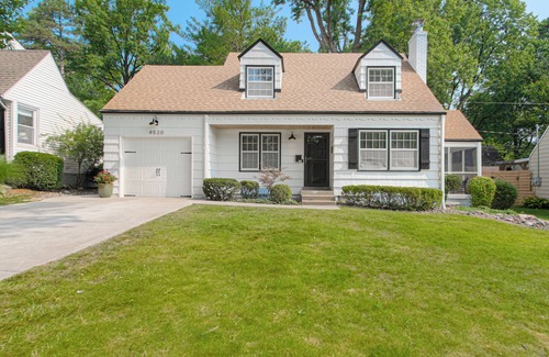 Prairie Village Cabaña | Charming 2-bedroom cottage near Prairie Village Shops