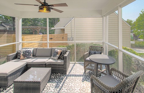 Prairie Village Cabaña | Charming 2-bedroom cottage near Prairie Village Shops