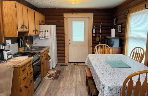 Russell Springs Cabina | Charming 2-bedroom well equipped cabin at Lake Cumberland Marina,RussellSprings