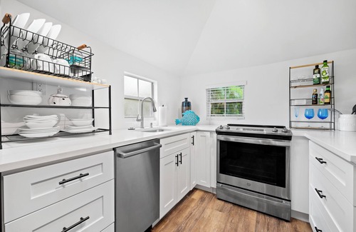 Old Northwood Historic District Cabaña | Charming 2-bedroom cottage in lush tropical setting in popular West Palm Beach