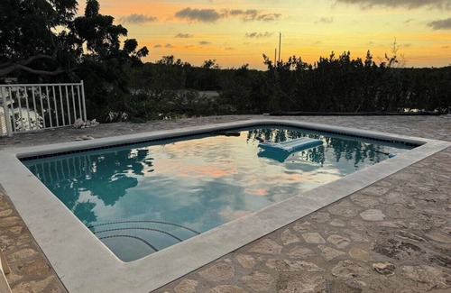 Discovery Bay Casa | Charming 2-bedroom bungalow in fabulous Providenciales with AC