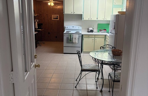 Silver Springs Casa | Charming 2-bedroom, 1-bath lakefront house in the Ocala National Forest