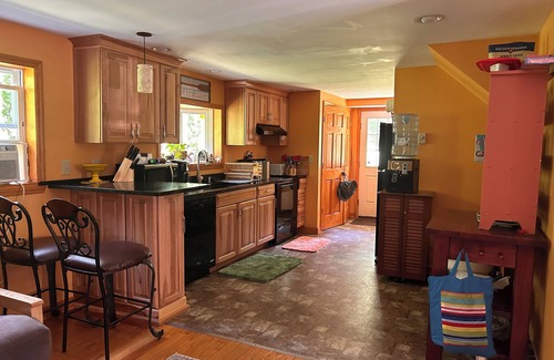 Rotterdam Junction Cabaña | Charming 2-bedroom cottage with AC and WiFi on Ballston Lake. Family friendly.