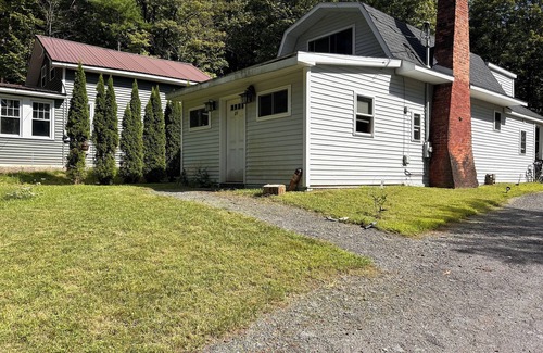 Rotterdam Junction Cabaña | Charming 2-bedroom cottage with AC and WiFi on Ballston Lake. Family friendly.