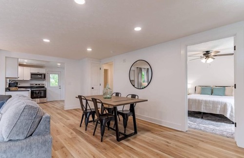 Elizabethtown Casa | Charming 2-bedroom house in Elizabethtown with WiFi and AC