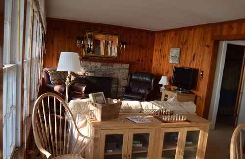 Lake Koshkonong Cabaña | Charming 2-bedroom cottage on Lake Koshkonong in Fort Atkinson, Wi.