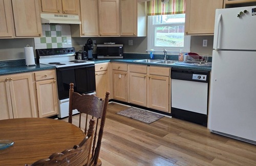 Gilbertsville Condominio | Charming 2-bedroom condo 5 Minutes from Moors marina
