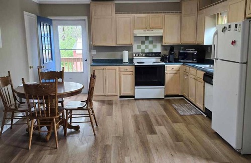 Gilbertsville Condominio | Charming 2-bedroom condo 5 Minutes from Moors marina