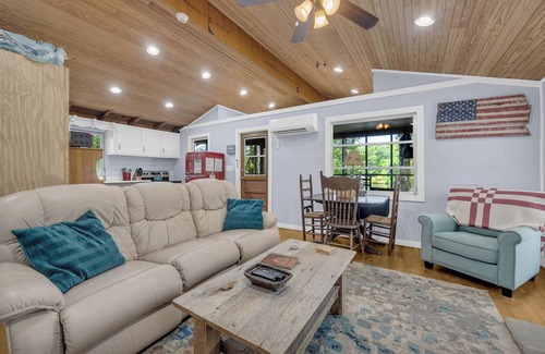 Mountain Rest Cabina | Charming 2-bedroom cabin in beautiful Mountain Rest on Lake Becky