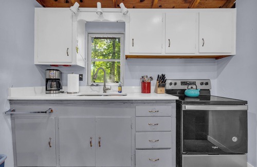 Mountain Rest Cabina | Charming 2-bedroom cabin in beautiful Mountain Rest on Lake Becky