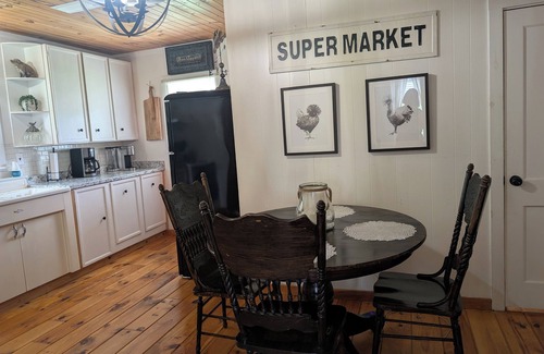 Mountain View Casa | Charming 2-bedroom house with AC, WiFi; Blue Roof on Jackson Street