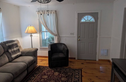 Mountain View Casa | Charming 2-bedroom house with AC, WiFi; Blue Roof on Jackson Street