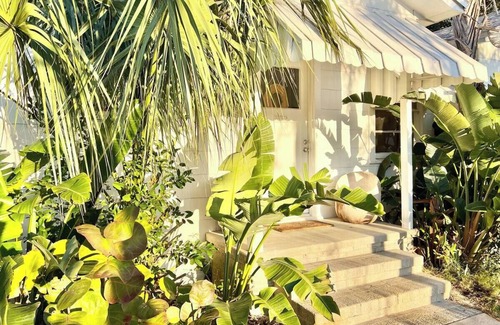 Neptune Beach Casa | Charming 2-bedroom house in Neptune Beach 2 blocks to beach & restaurants