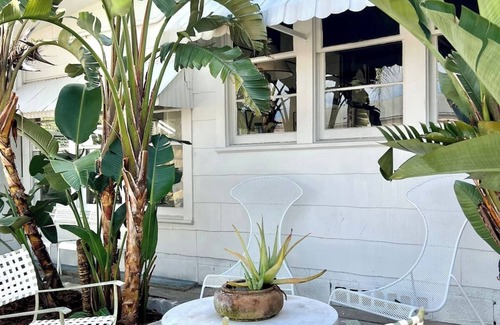 Neptune Beach Casa | Charming 2-bedroom house in Neptune Beach 2 blocks to beach & restaurants