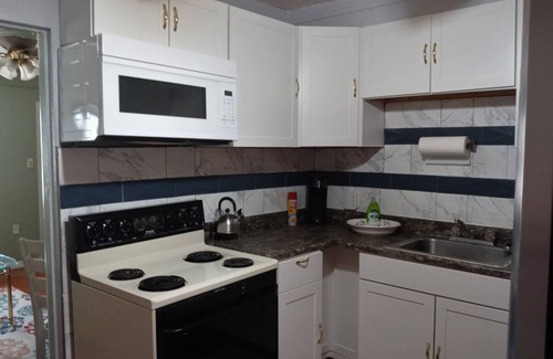 Pinellas Park Cabaña | Charming 2-bedroom cottage in enjoyable Pinellas Park with AC, WiFi, and more