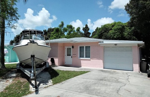 Pinellas Park Cabaña | Charming 2-bedroom cottage in enjoyable Pinellas Park with AC, WiFi, and more