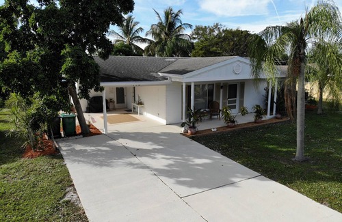 Port Saint Lucie Casa | Charming 2-bedroom house on ocean access canal in Port St. .Lucie FL