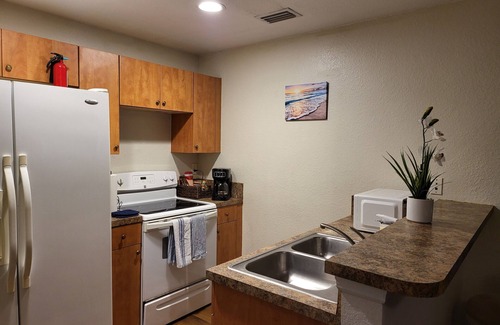 Riviera Beach Casa | Charming 2-bedroom townhome with AC and WiFi in Riviera Beach