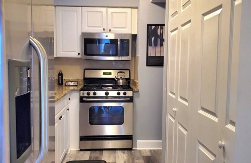 Sandy Springs Casa | Charming 2-bedroom townhome in Sandy Springs with fitness room, AC