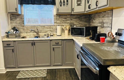 Warner Robins Casa | Charming 2-bedroom house with WiFi, AC in pleasant Warner Robins
