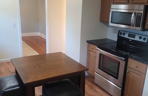 West Hartford Casa | Charming 2-bedroom townhome in wonderful West Hartford near Blue Back Square!