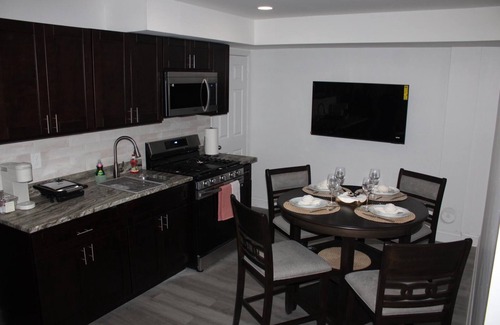 West New York Apartamento | Charming 2-bedroom apartment in fabulous West New York with WiFi, AC